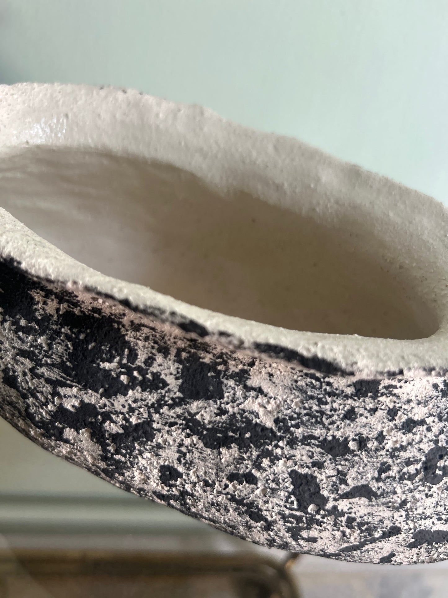 Vaso con sabbia bianco e nero