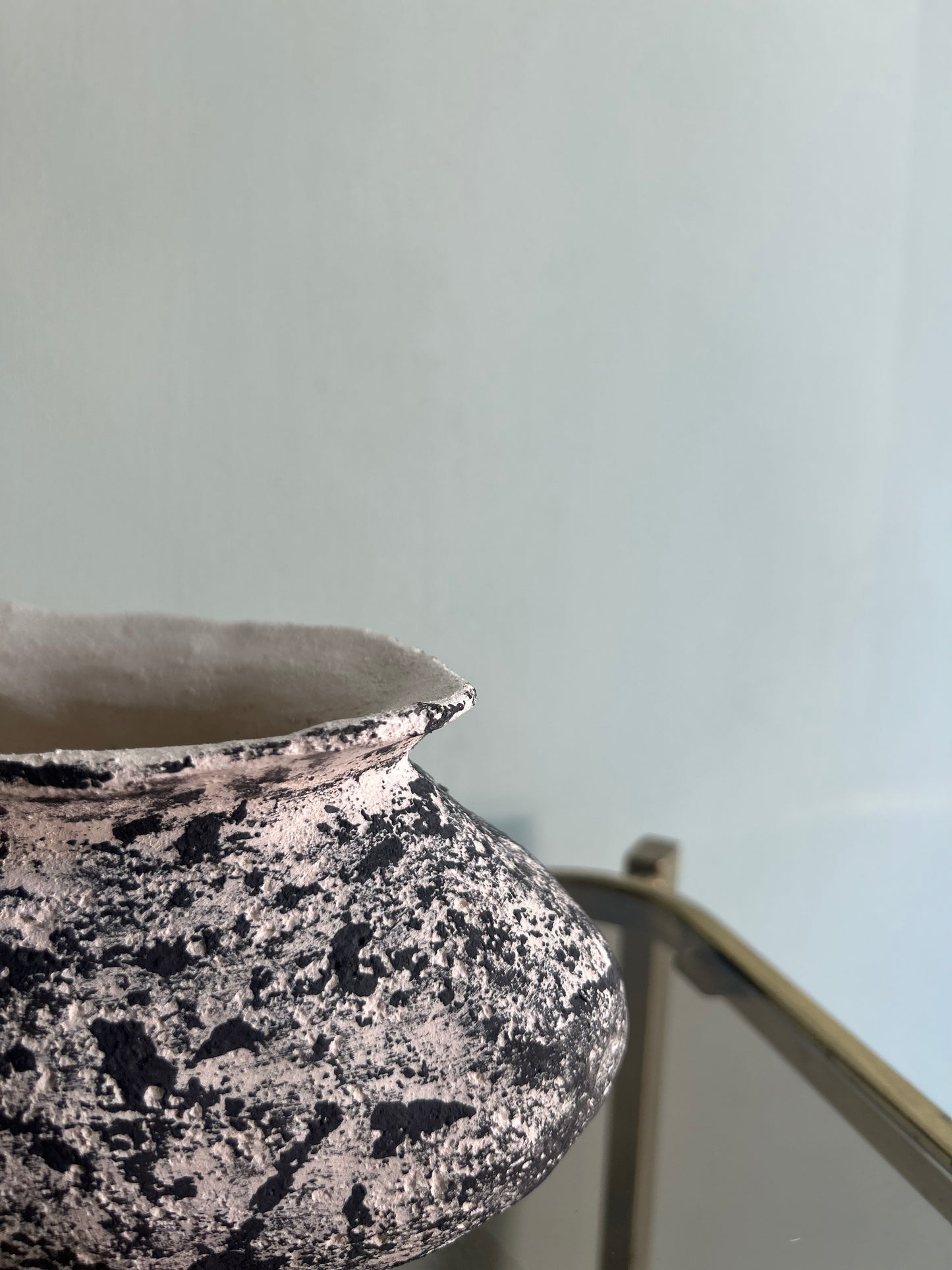 Vaso con sabbia bianco e nero