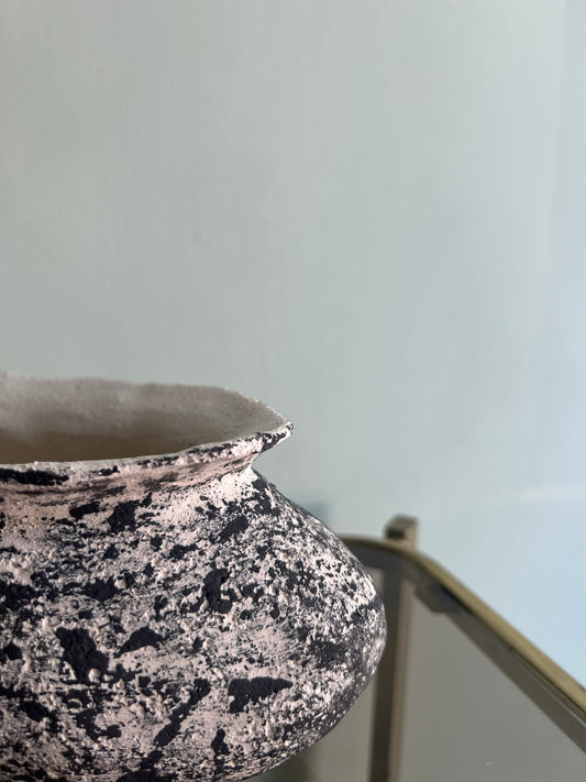 Vaso con sabbia bianco e nero