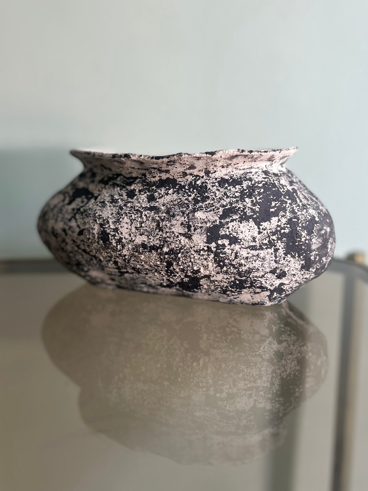 Vaso con sabbia bianco e nero