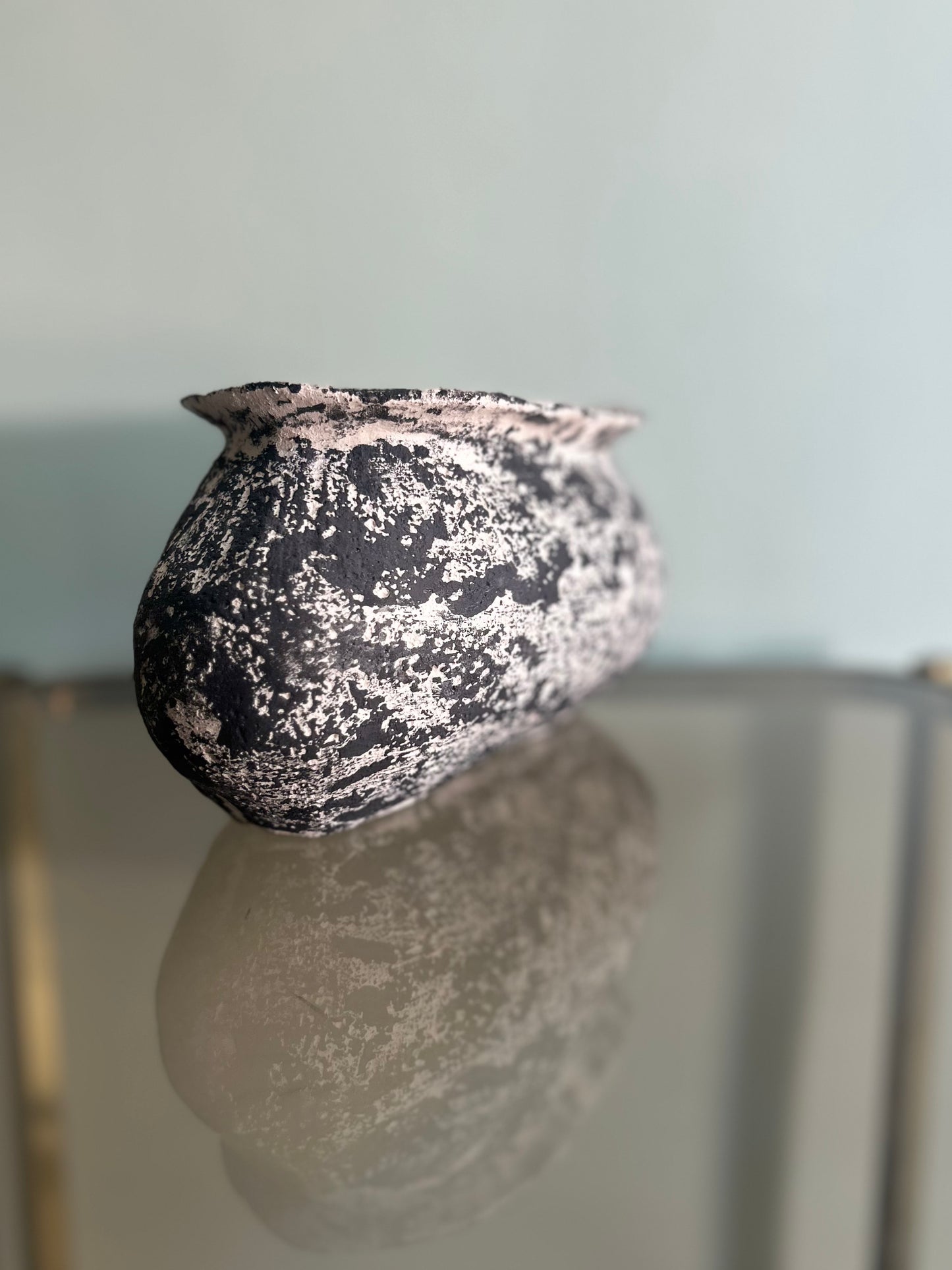 Vaso con sabbia bianco e nero