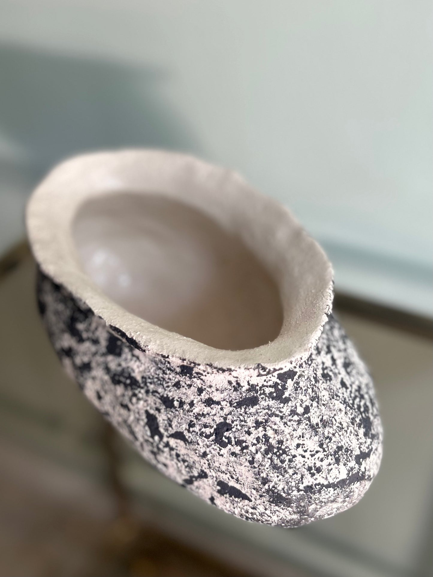 Vaso con sabbia bianco e nero