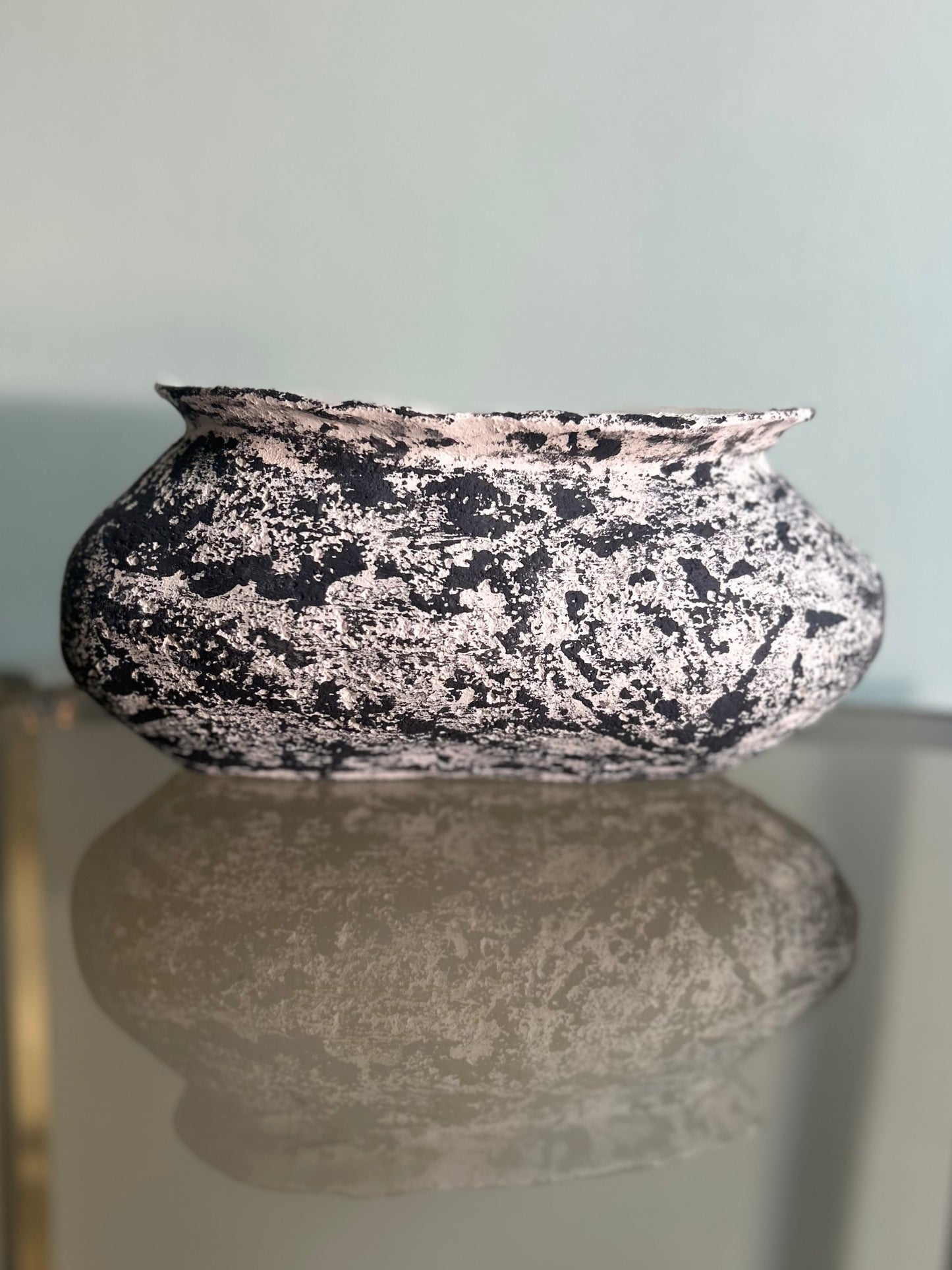 Vaso con sabbia bianco e nero