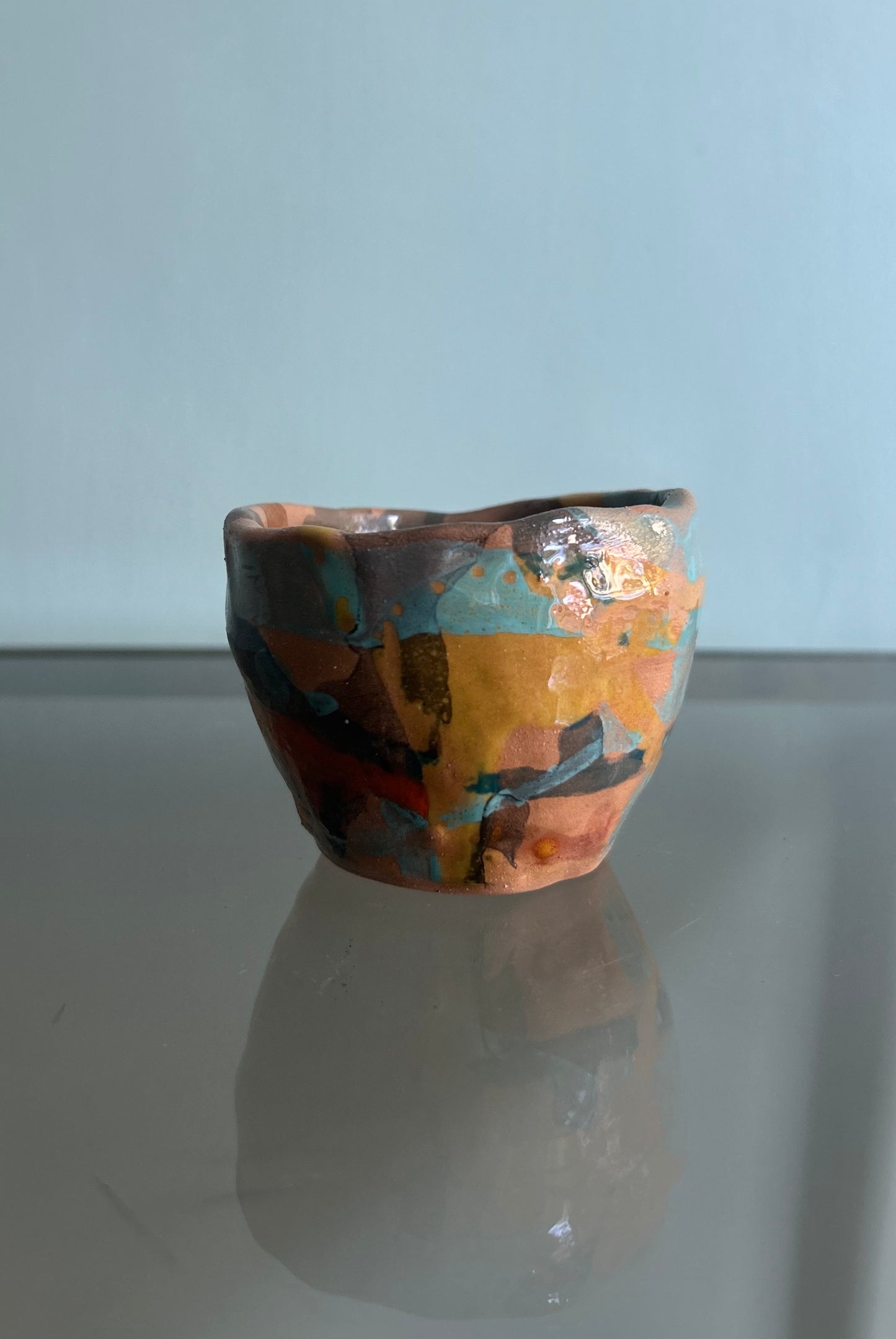 tazzina con colature di smalti