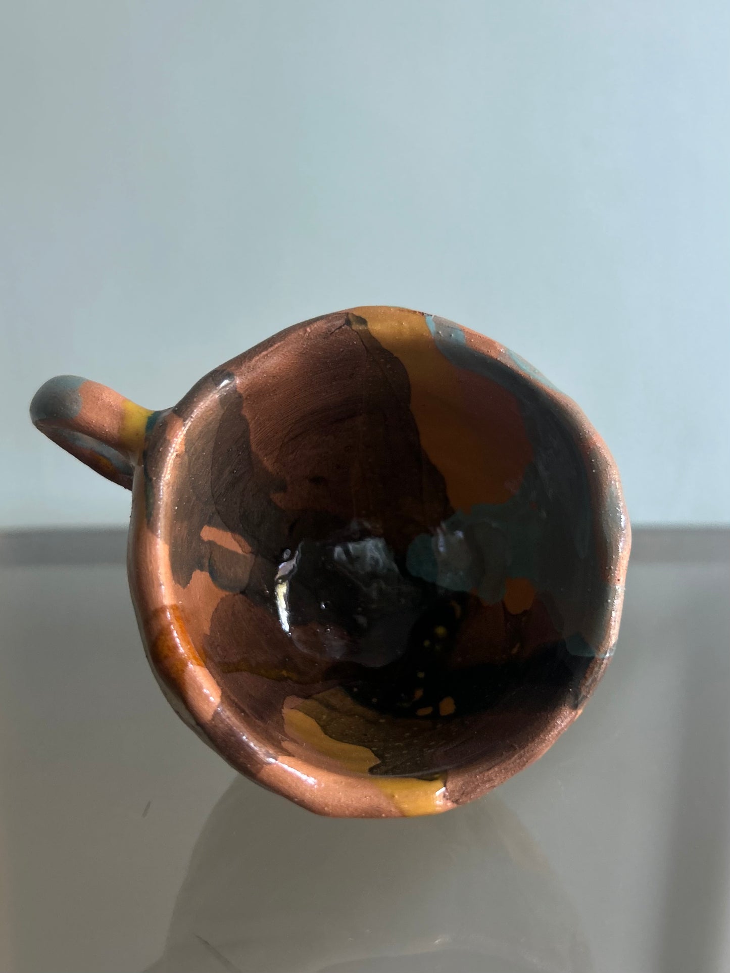 tazzina con colature di smalti